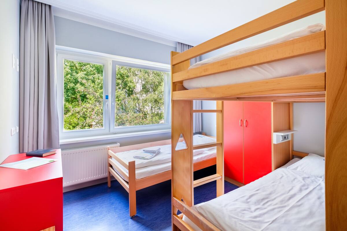 Hypo-allergenic bedding, blackout curtains, free WiFi