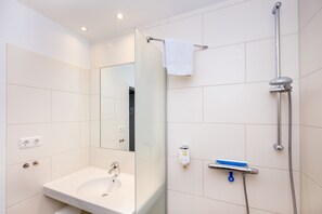 Dusche, kostenlose Toilettenartikel, Handtücher