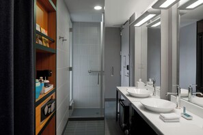 Quarto, 1 cama King | Banheiro | Produtos de toalete grátis, secador de cabelo, toalhas de banho 