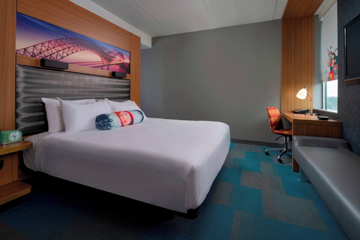 Hypo-allergenic bedding available, in-room safe, desk