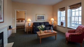 Romantisk rom, 1 soverom, massasjebadekar, bakgårdsutsikt | Oppholdsområde | TV og fotballspill