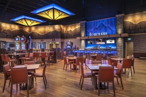 Con servicio de comidas y cenas 