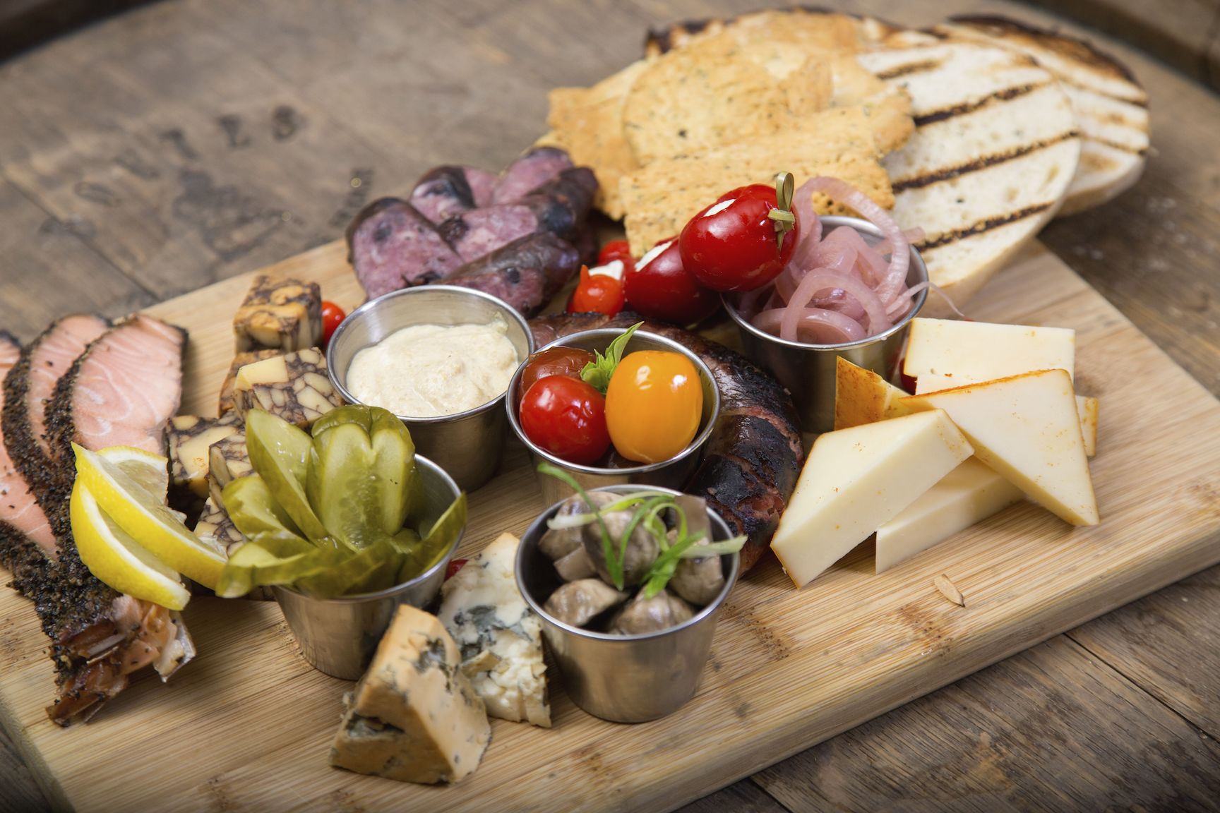 2 restaurants, lunch, dinner served; American cuisine 