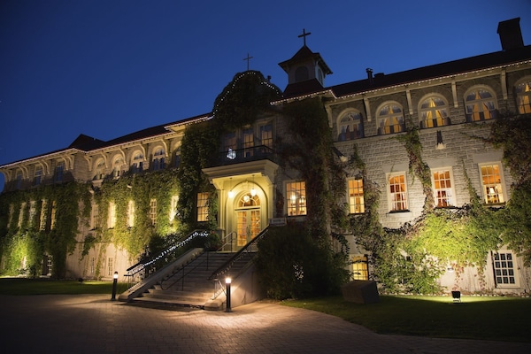 Façade de lâhĂ©bergement â soirĂ©e/nuit