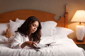 Standaard kamer, 1 kingsize bed | Een kluis op de kamer, een bureau, een laptopwerkplek