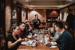 2 restaurants servant le déjeuner et le dîner