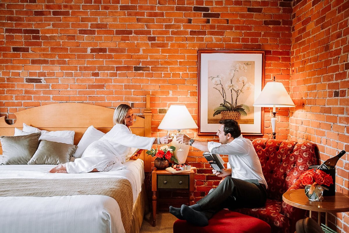 in-room safe, desk, laptop workspace, blackout curtains