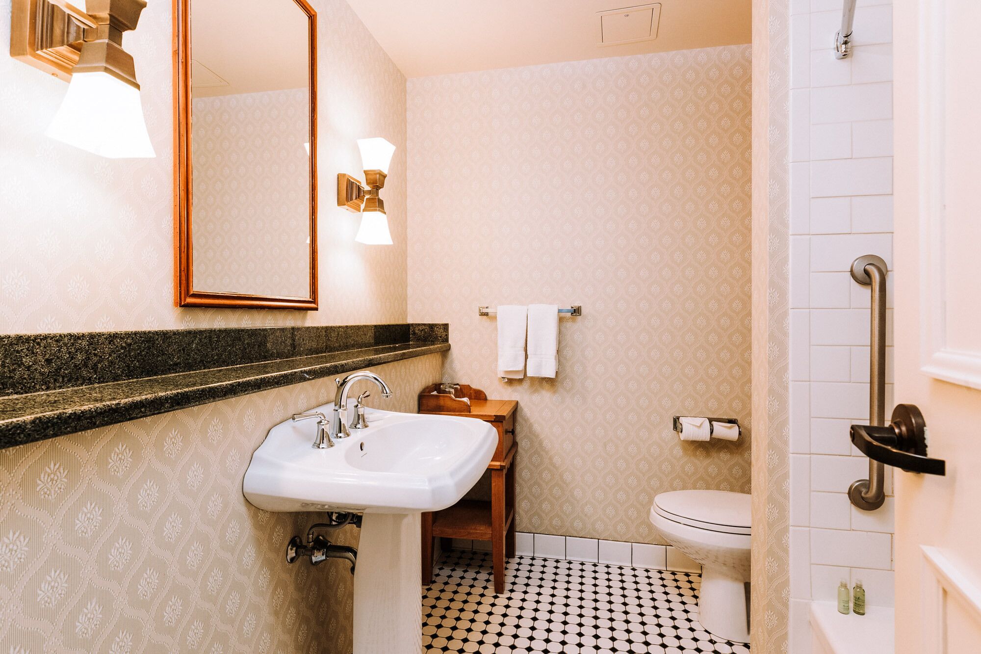Ein Badezimmer mit Waschbecken, Toilette und Dusche.