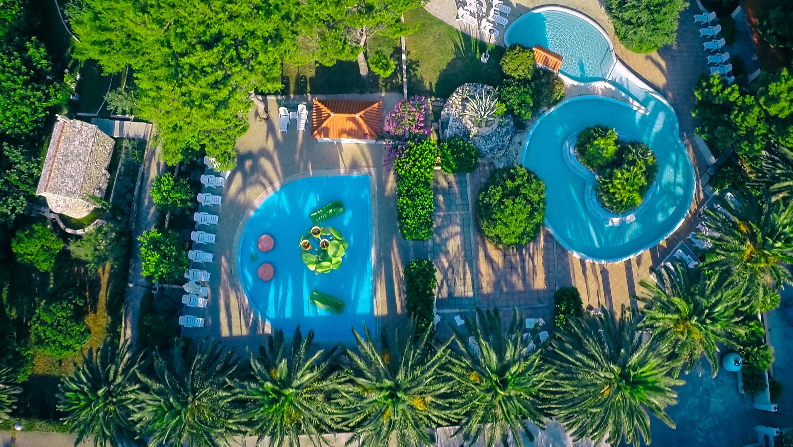 2 indoor pools, 3 outdoor pools, pool umbrellas, pool loungers