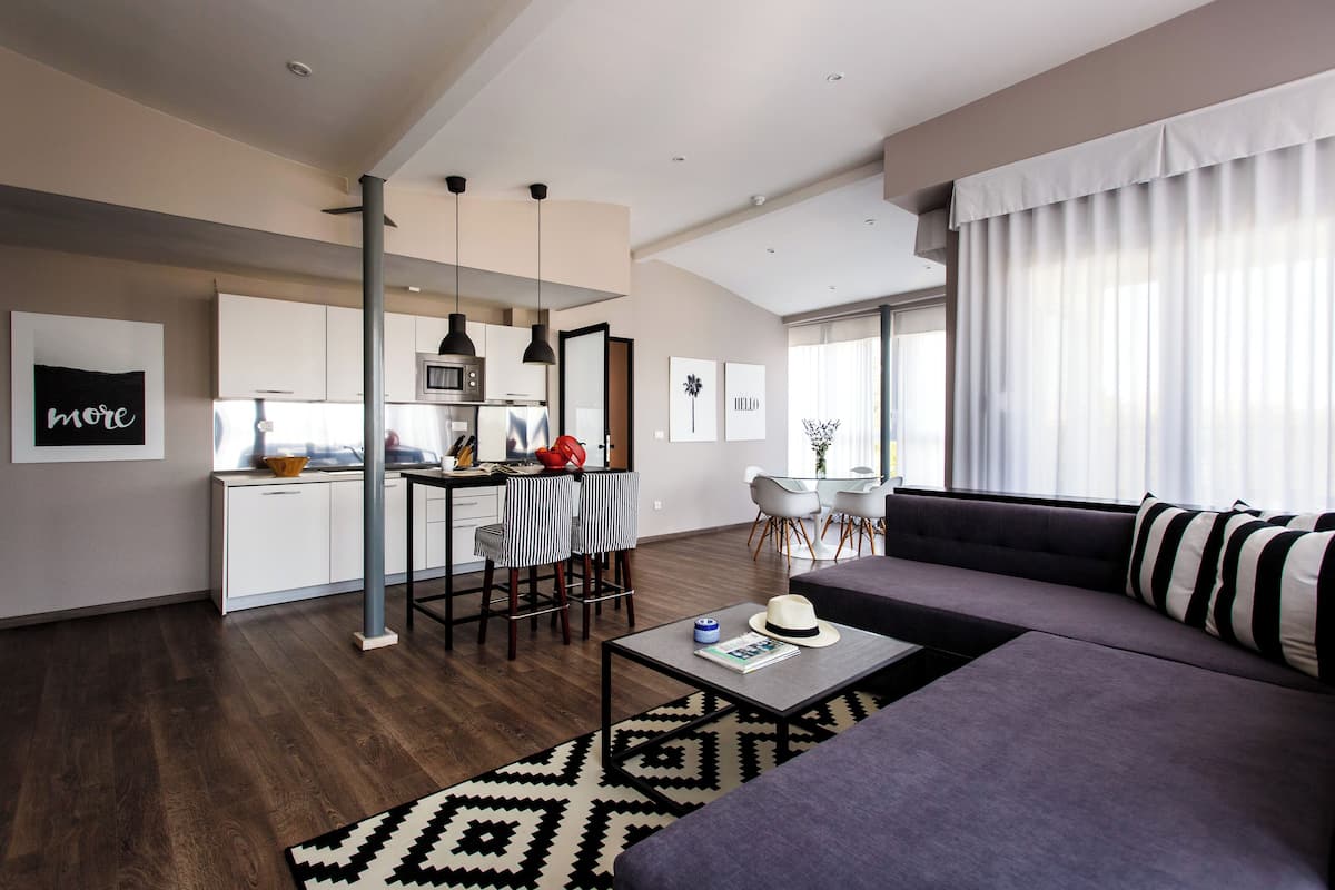 Penthouse Apartment | Área de sala de estar | Televisión