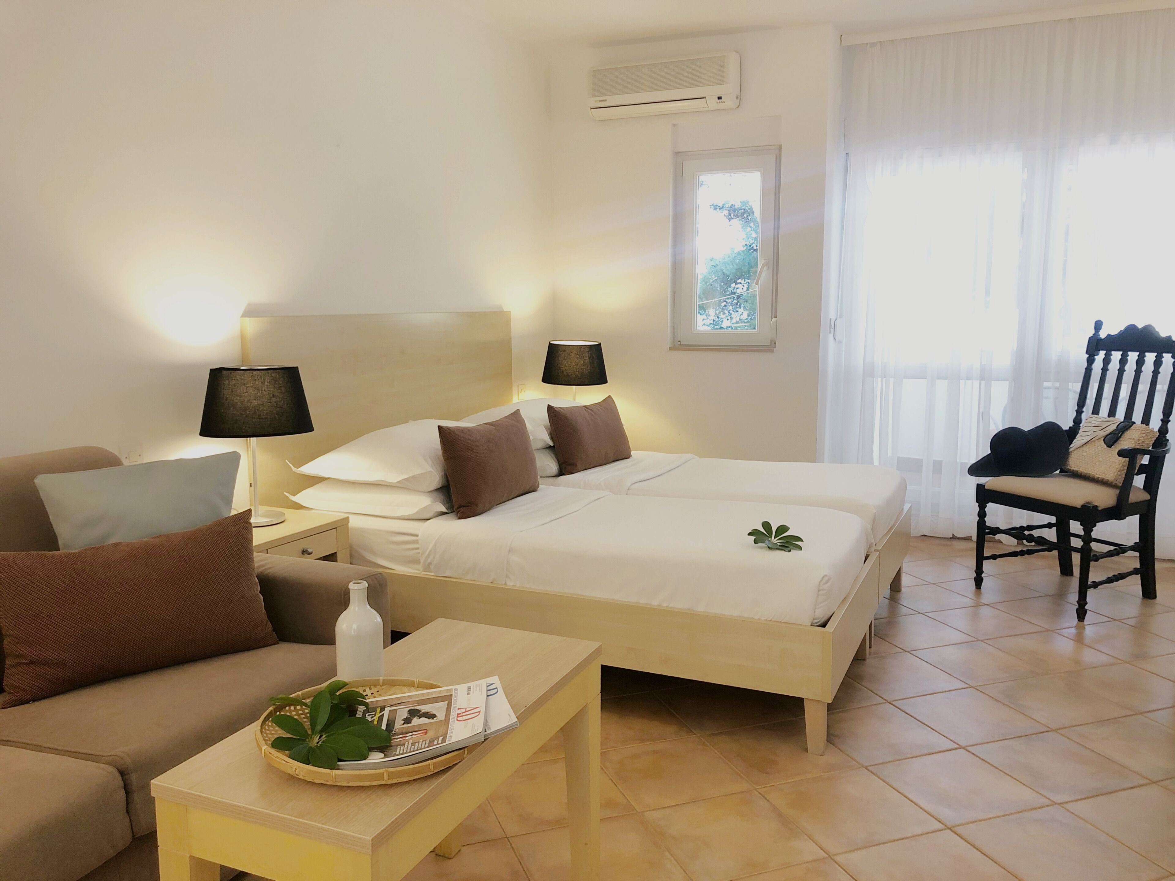 标准开间 | 办公桌、遮光窗帘、婴儿床、免费 WiFi