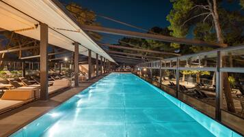 2 Innenpools, 3 Außenpools, Sonnenschirme, Liegestühle