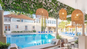 2 Innenpools, 3 Außenpools, Sonnenschirme, Liegestühle