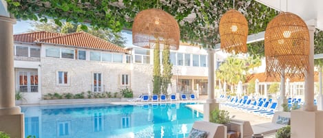 2 piscinas internas, 3 piscinas externas, guarda-sóis, espreguiçadeiras