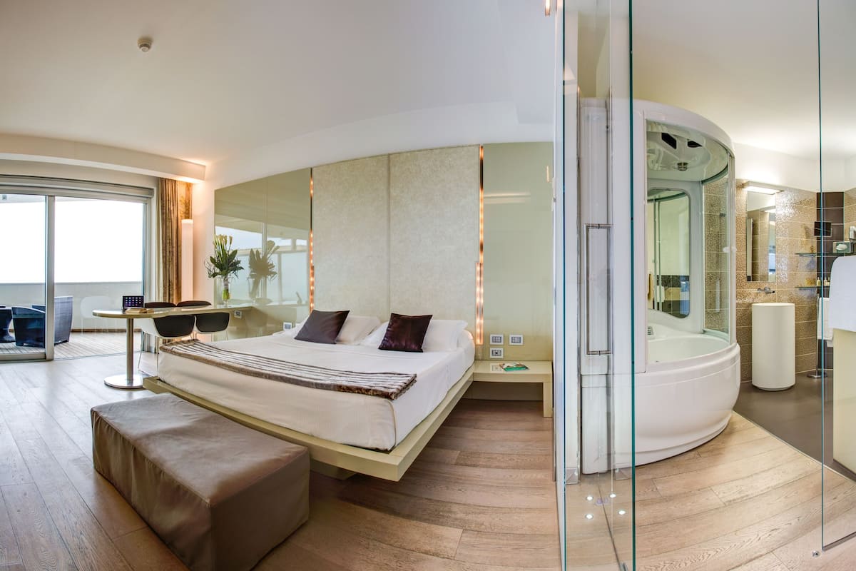 1 bedroom, down duvets, minibar, in-room safe
