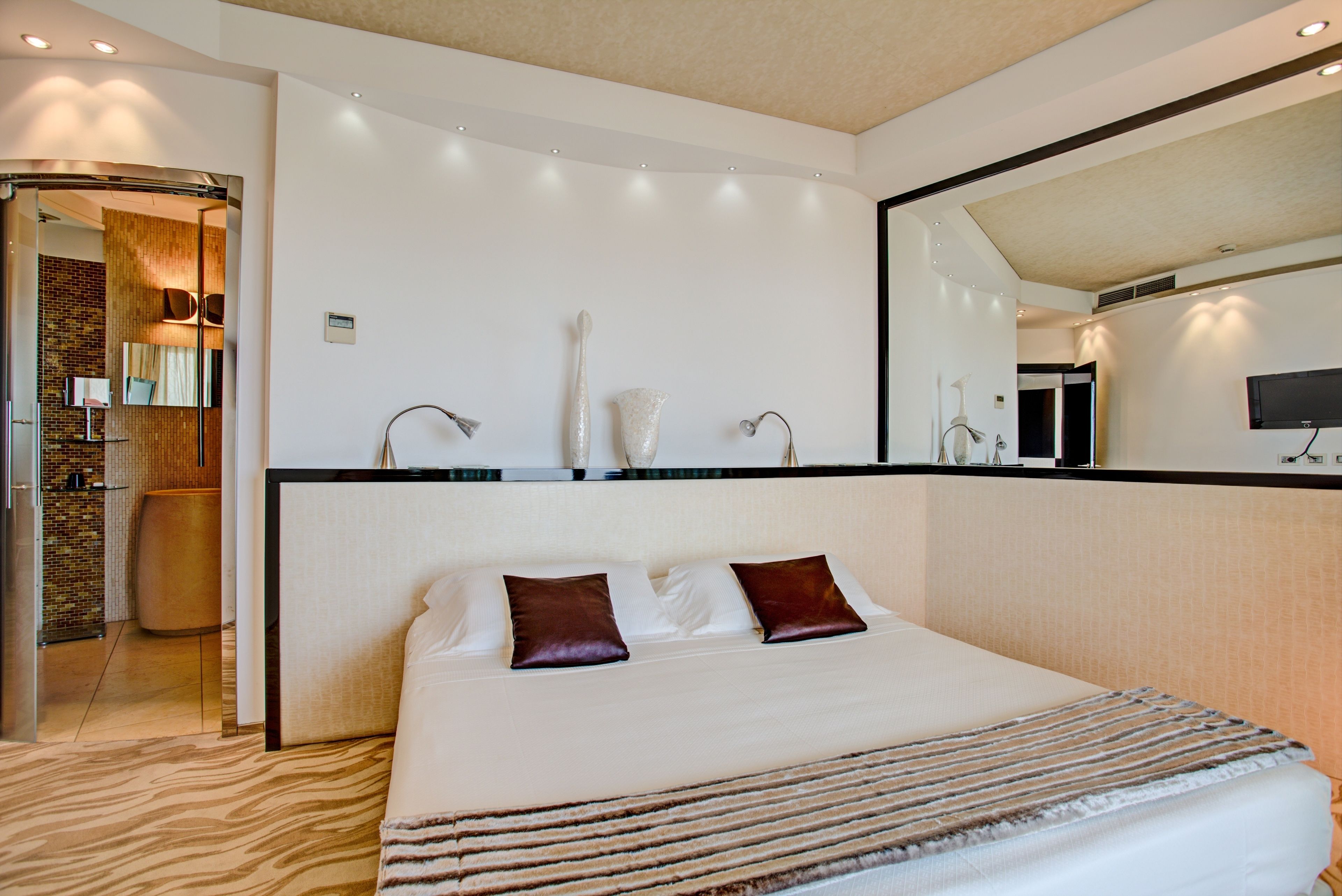 1 bedroom, down duvets, minibar, in-room safe