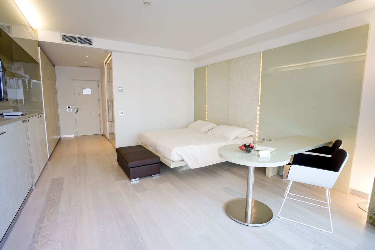 1 bedroom, down duvets, minibar, in-room safe