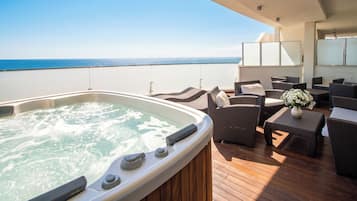 Luxury-Suite (2 people) | Daunenbettdecken, Minibar, Zimmersafe, Schreibtisch