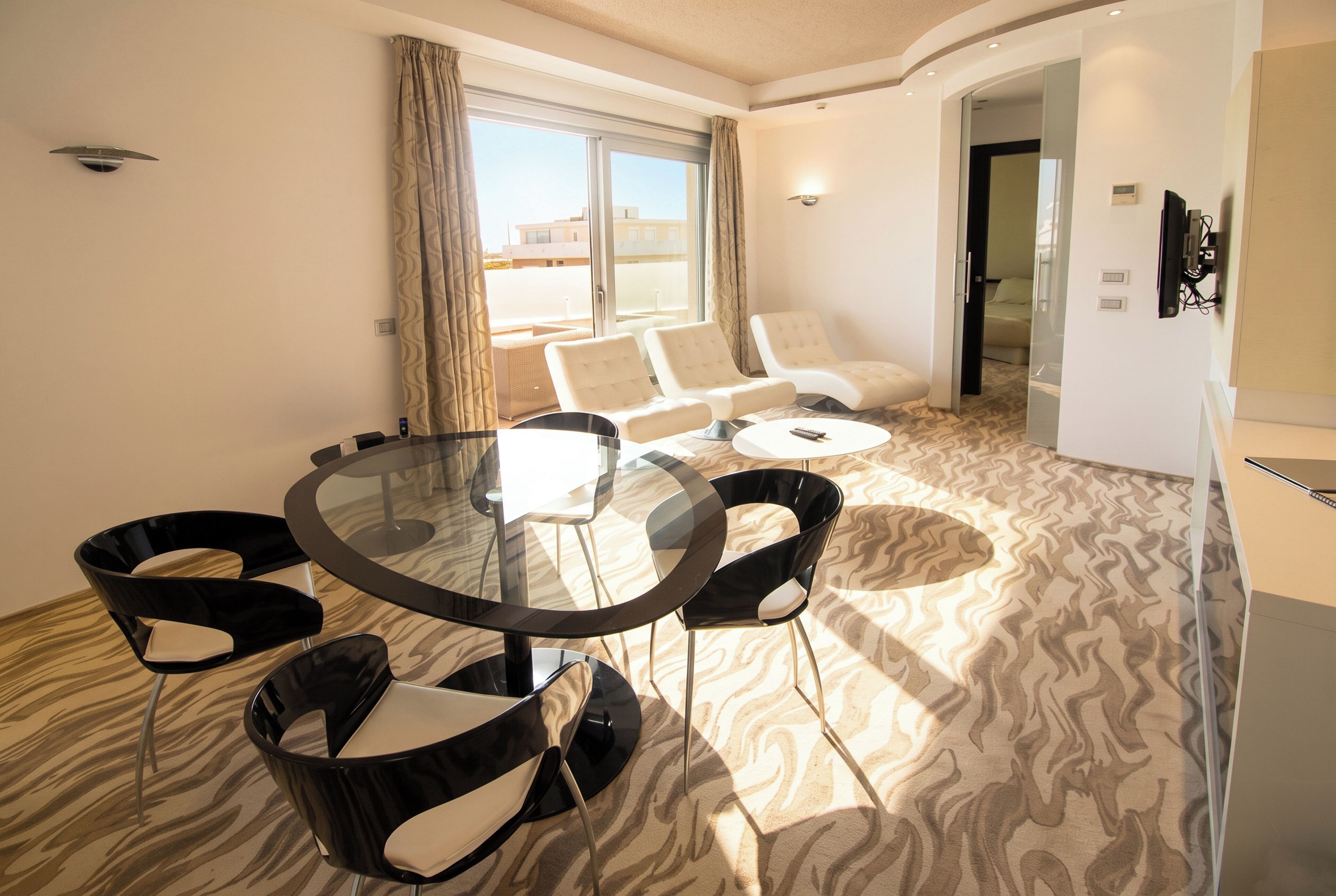 Luxury-Suite (4 people) | Daunenbettdecken, Minibar, Zimmersafe, Schreibtisch