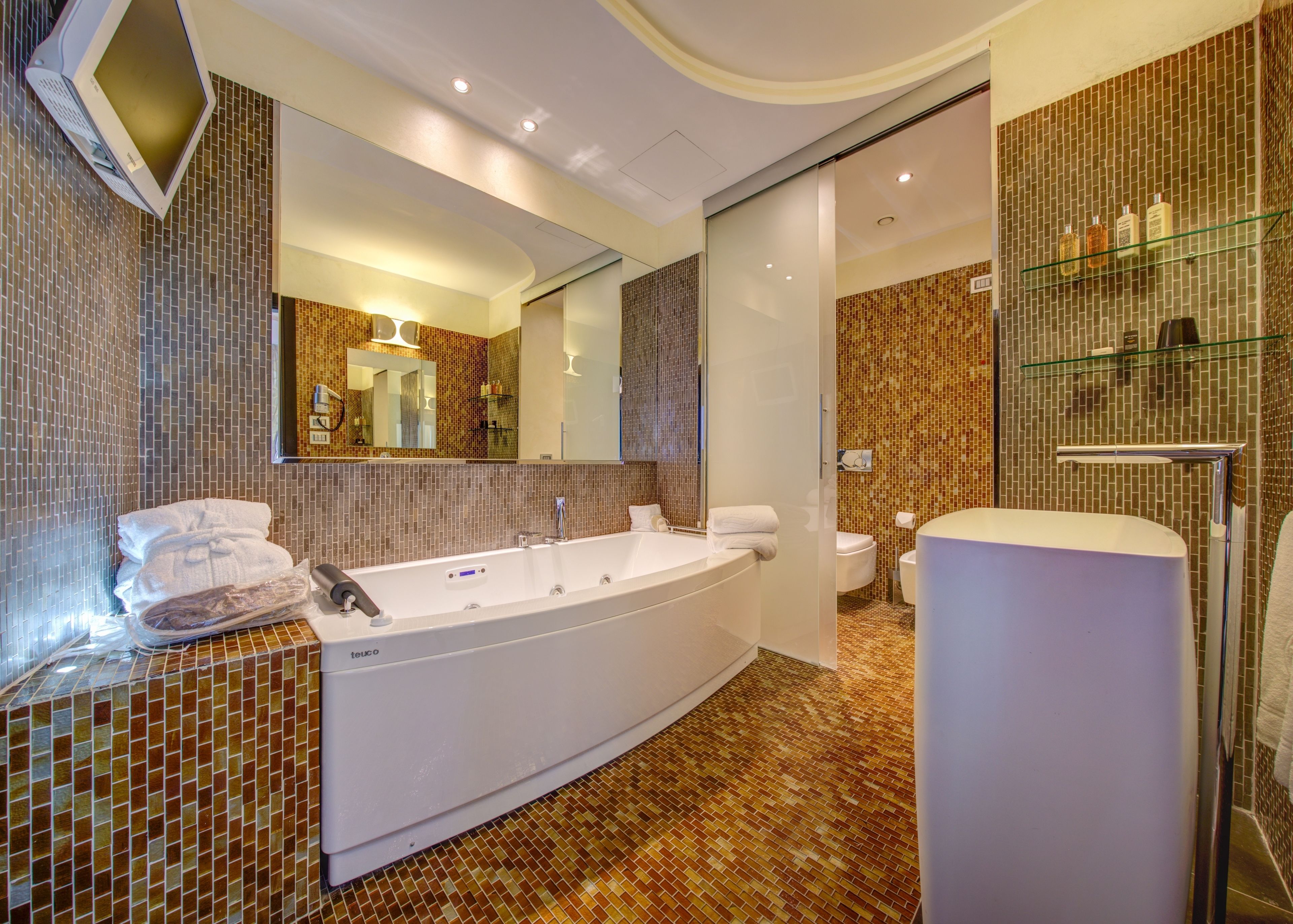 luxury suite (4 people) | bathroom | hair dryer, bathrobes, slippers, bidet
