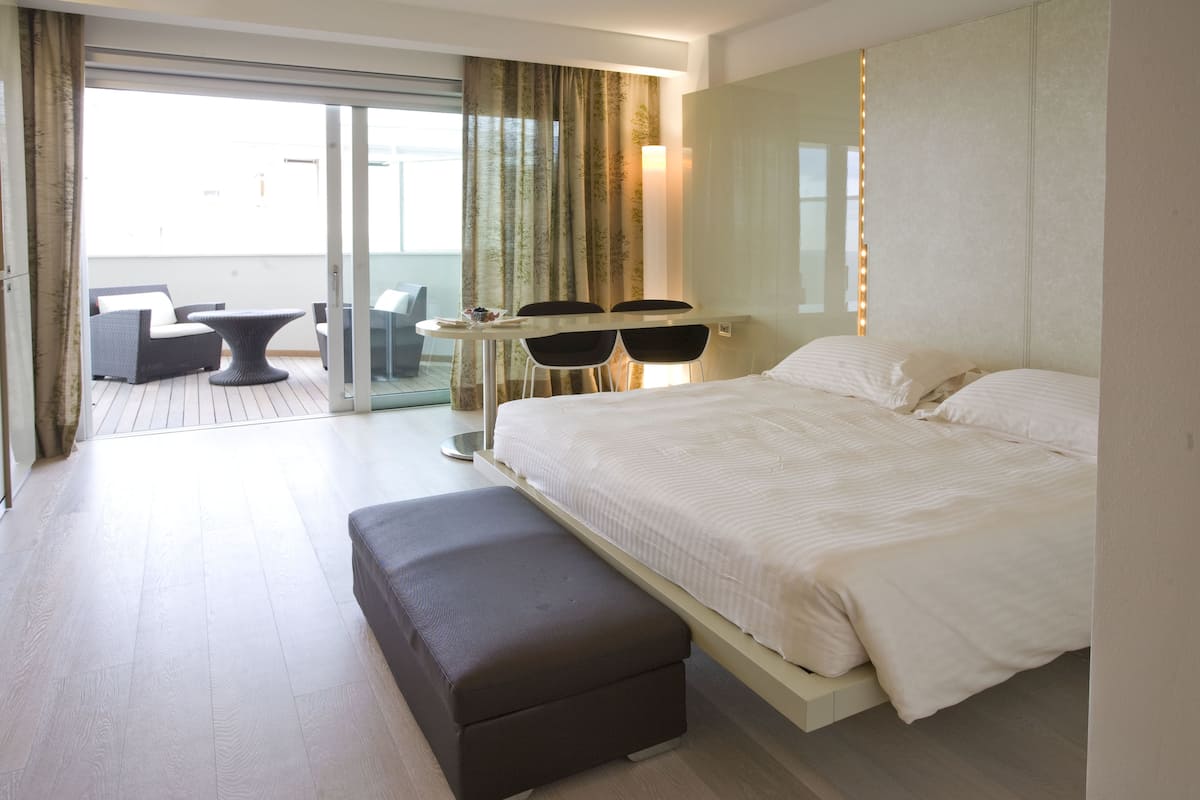 1 bedroom, down duvets, minibar, in-room safe