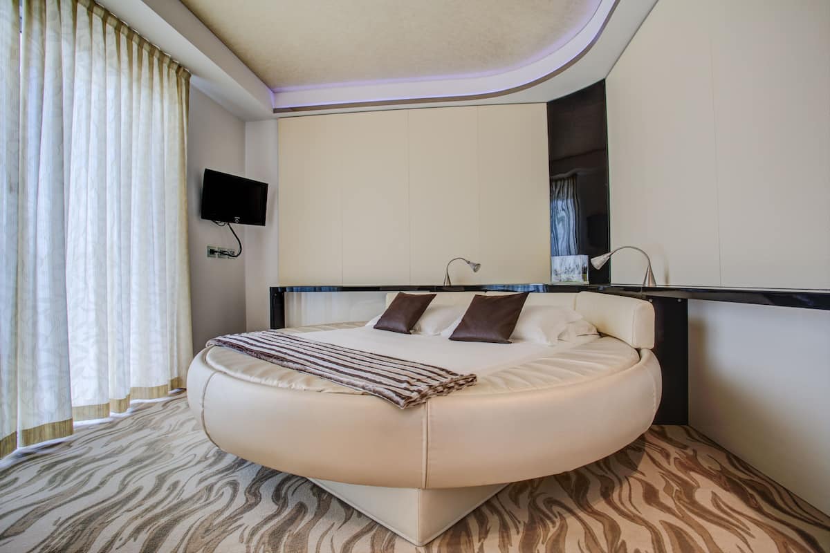 1 bedroom, down duvets, minibar, in-room safe