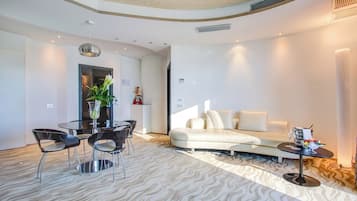 Luxury Suite (2 people) | Down comforters, minibar, in-room safe, desk