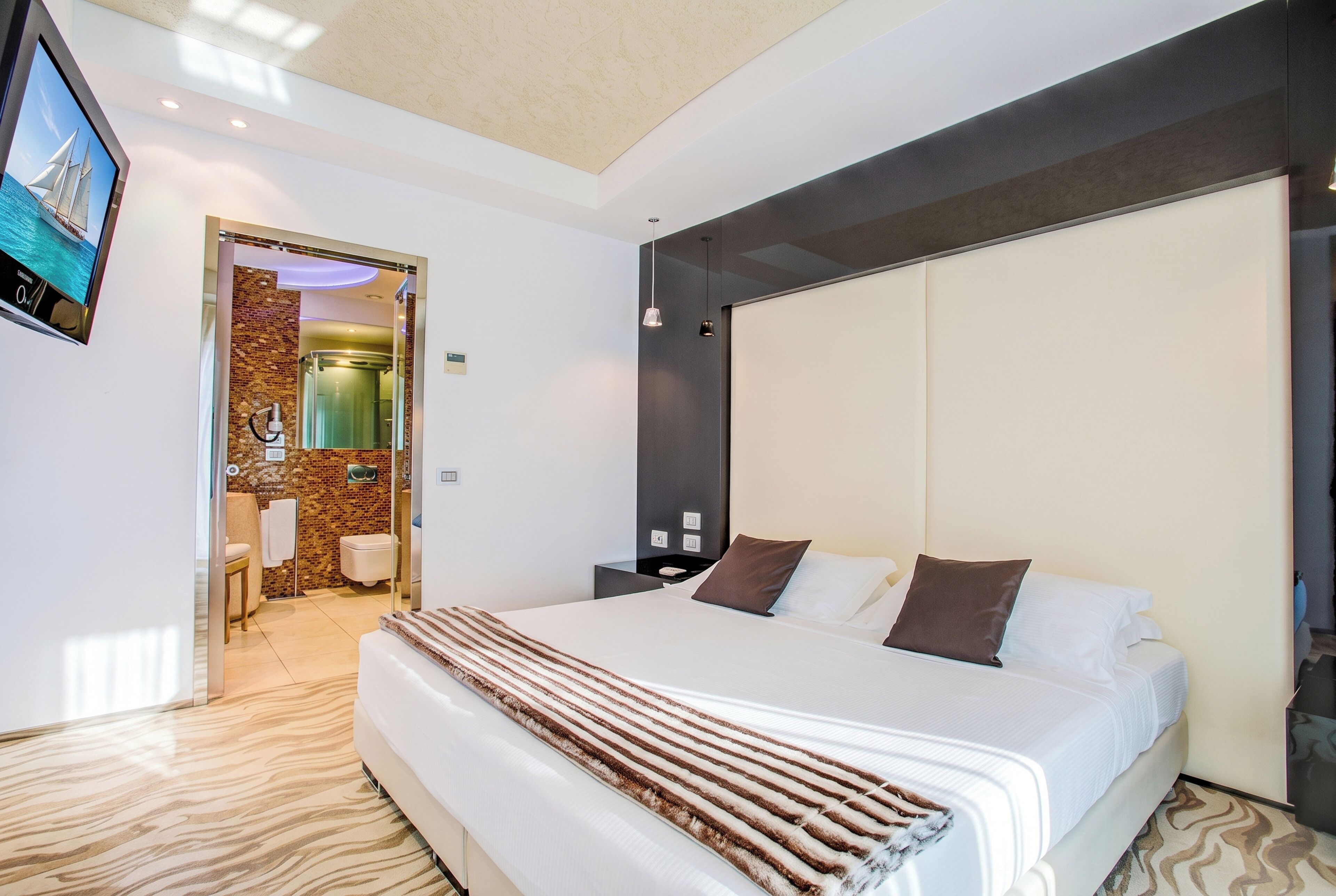 Luxury Suite (4 people) | Down comforters, minibar, in-room safe, desk