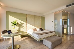 Edredón, minibar, caja de seguridad en la habitación y escritorio 