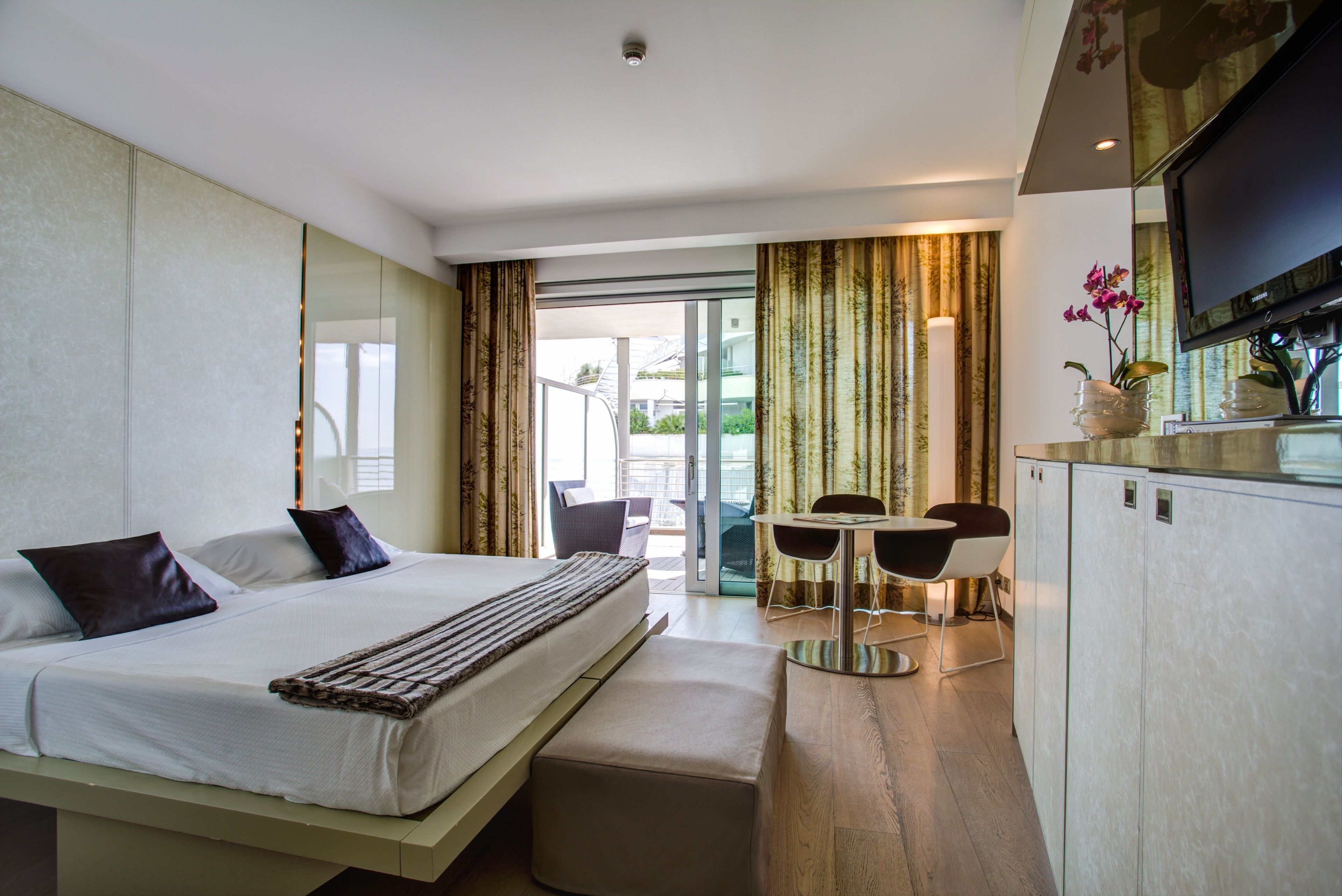 Cubrecamas, minibar, caja de seguridad en la habitación y escritorio 