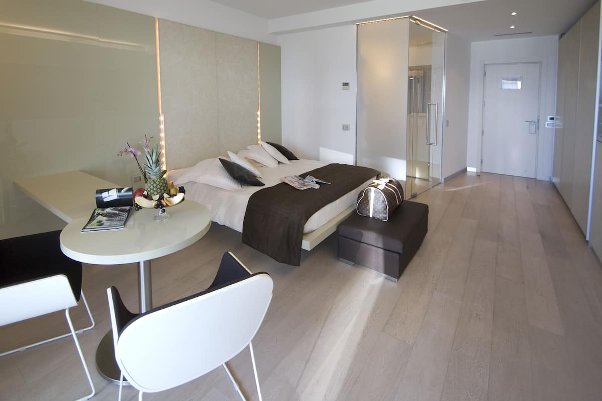 1 bedroom, down duvets, minibar, in-room safe