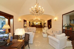 Lobby sitting area - Hotel Palma (Pompei)