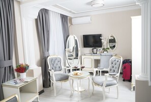 Suite, 1 King Bed | Minibar, in-room safe, desk, blackout drapes