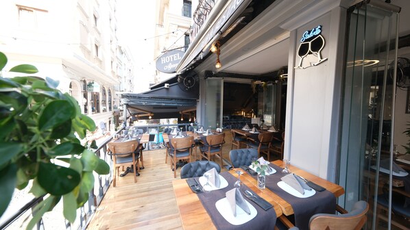 Petit déjeuner et déjeuner servis sur place, restauration en plein air