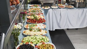 Une table de buffet proposant divers plats et accompagnements.