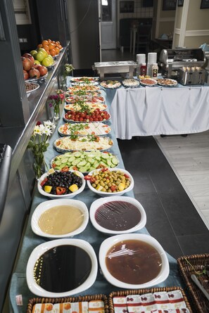 Petit déjeuner et déjeuner servis sur place, restauration en plein air