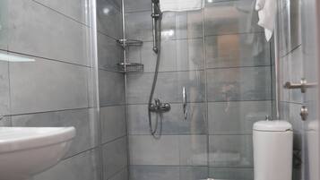 Dusche, kostenlose Toilettenartikel, Haartrockner, Hausschuhe
