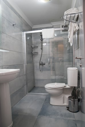 Shower, free toiletries, hair dryer, slippers - Hotel Agan (Istanbul)