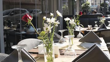 Se sirven desayunos, comidas y cenas con mesas al aire libre