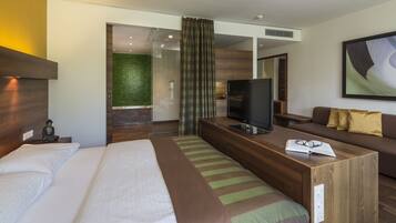 Minibar, safe på rommet, skrivebord og blendingsgardiner