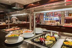 Breakfast, lunch and dinner served - Hotel & Asia Spa Leoben (Leoben)