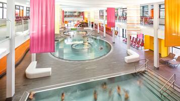 Piscina coberta, 2 piscines a l'aire lliure i gandules