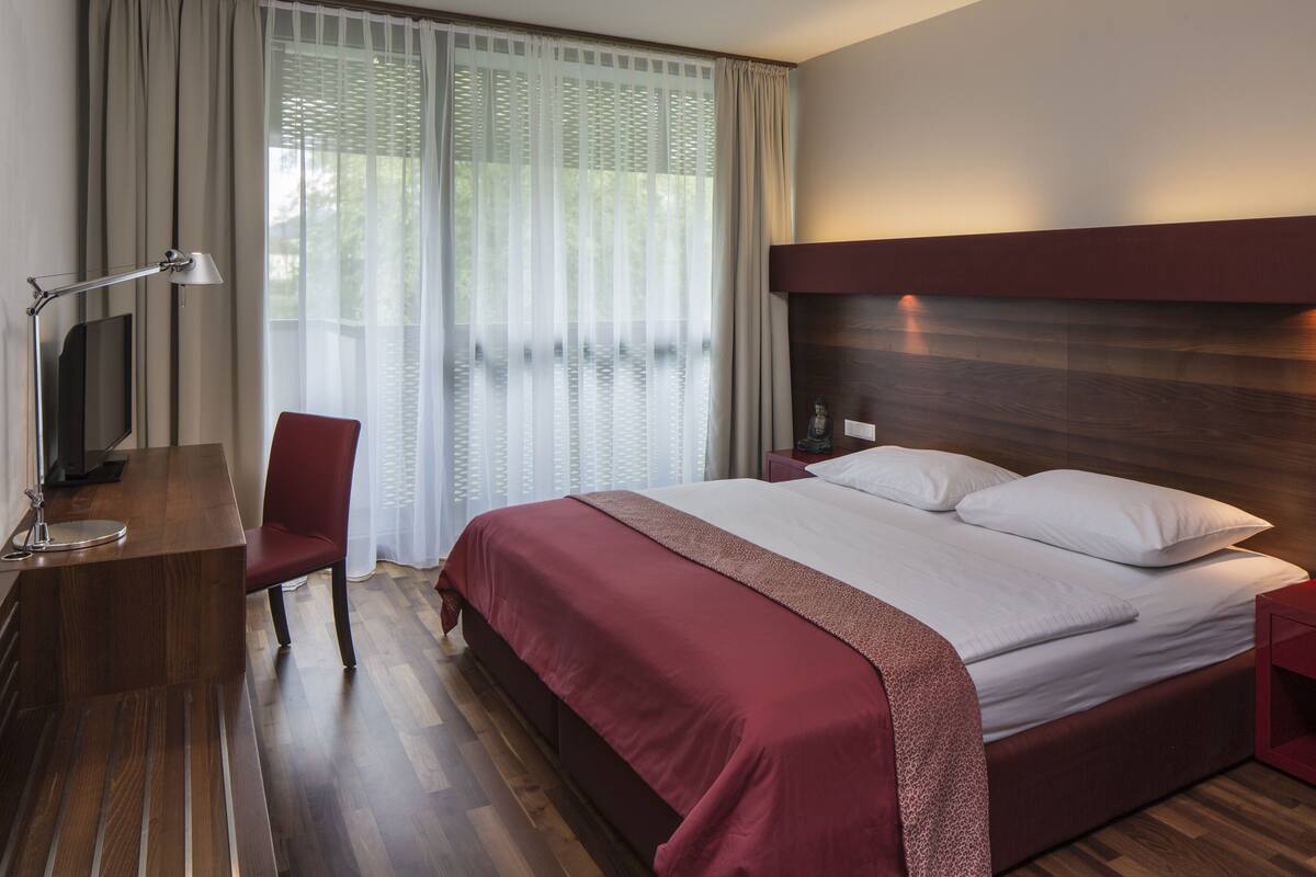 Minibar, safe på rommet, skrivebord og blendingsgardiner
