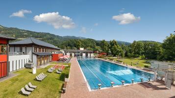 Piscina interna, 2 piscinas externas, espreguiçadeiras