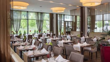 Serveert ontbijt, lunch, diner, internationale gerechten