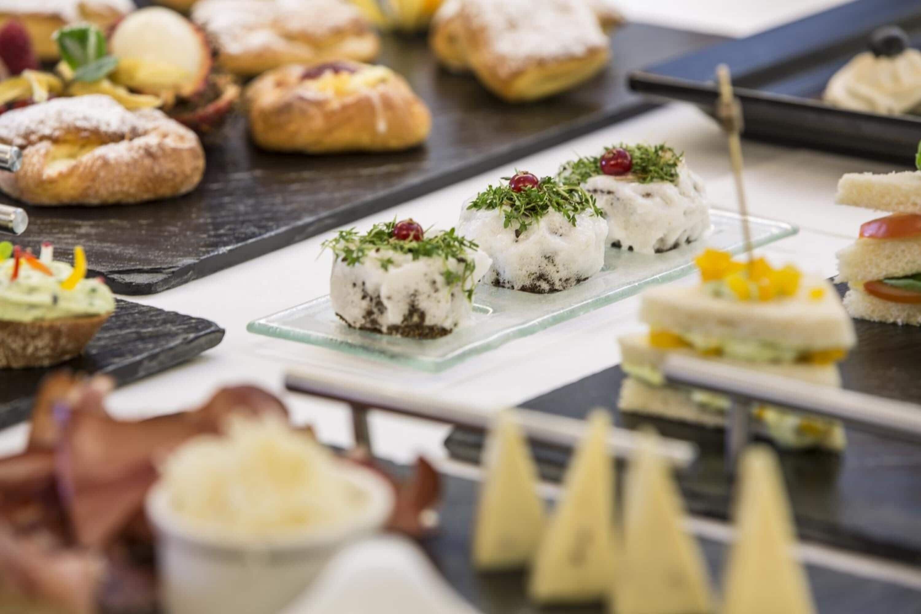 Una variedad de postres y pasteles en una mesa de buffet.