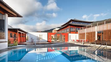 Een binnenzwembad, 2 buitenzwembaden en ligstoelen