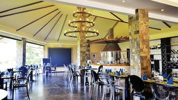 حيث تُقدم وجبات الإفطار، الغداء، العشاء، الأطباق الإيطالية