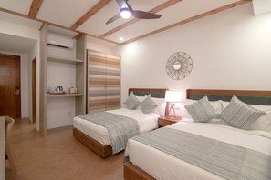 Habitación superior con 1 cama matrimonial o 2 individuales, 2 camas matrimoniales | Caja de seguridad en la habitación y escritorio 