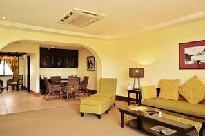 Presidential Suite | Living area | LED TV, DVD player - Thunderbird Resorts - Rizal (Binangonan)